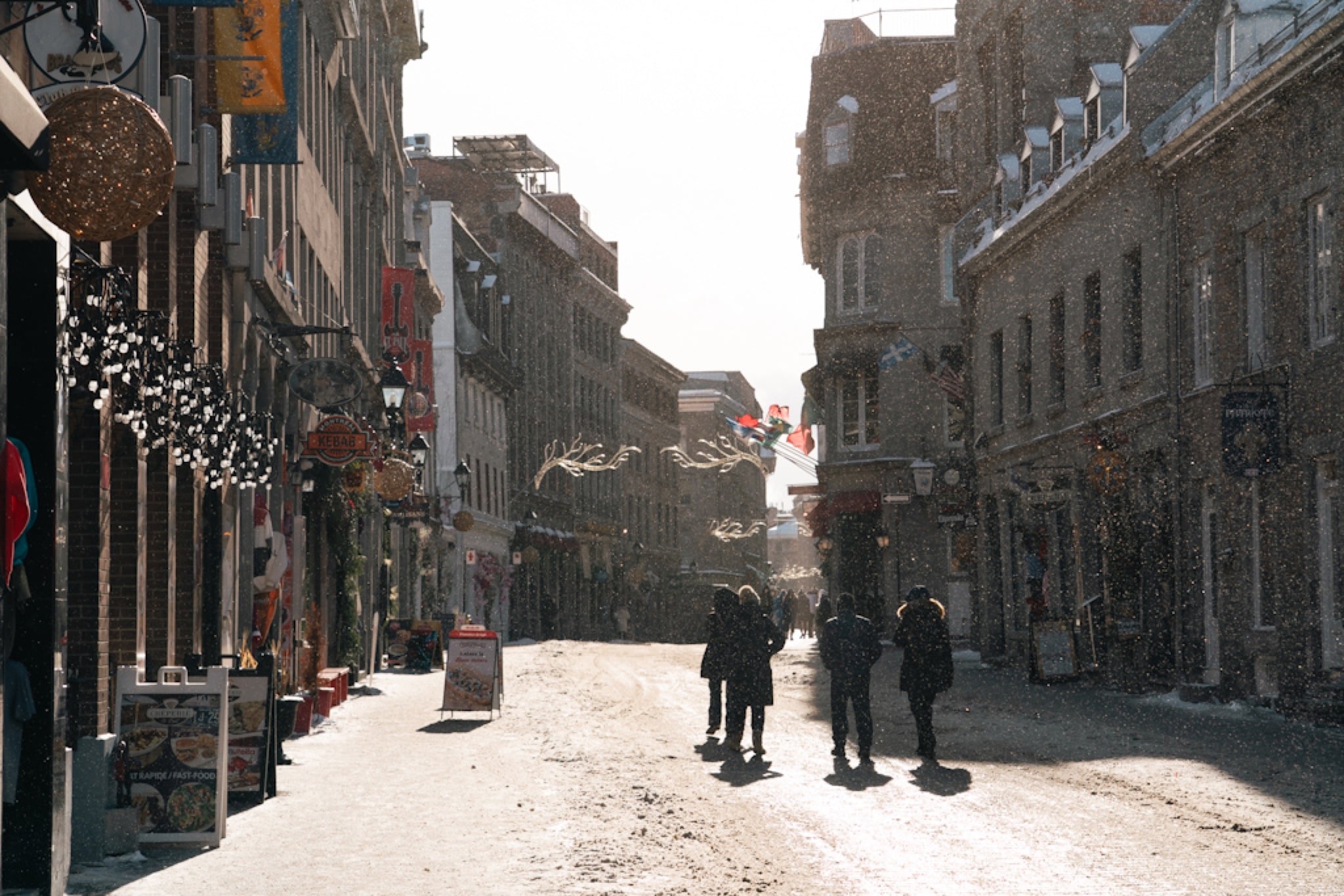 Strollers along the shops of Rue Saint-Paul