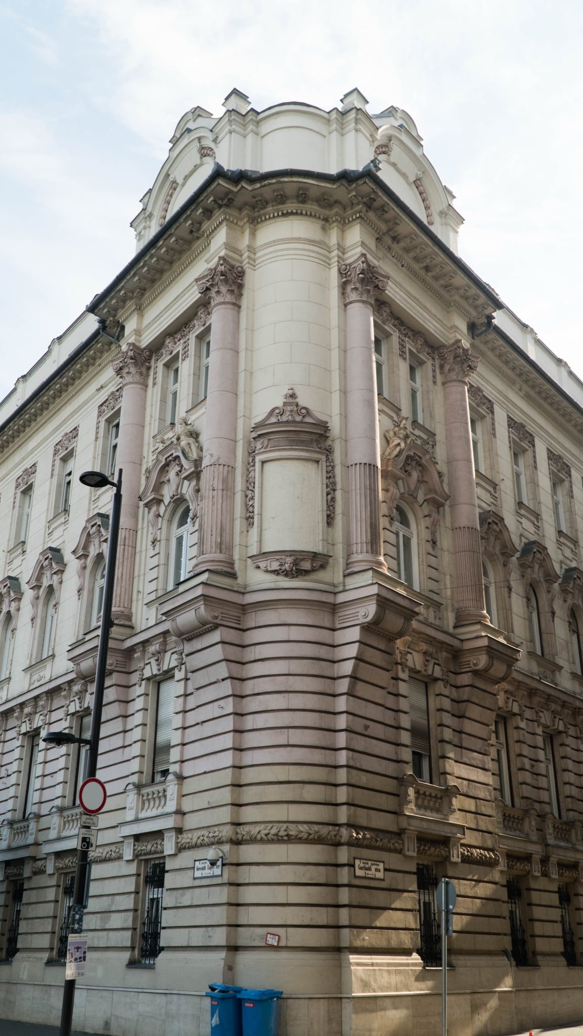 The columned corner of a Beaux-Arts palace at Kossuth Lajos Square