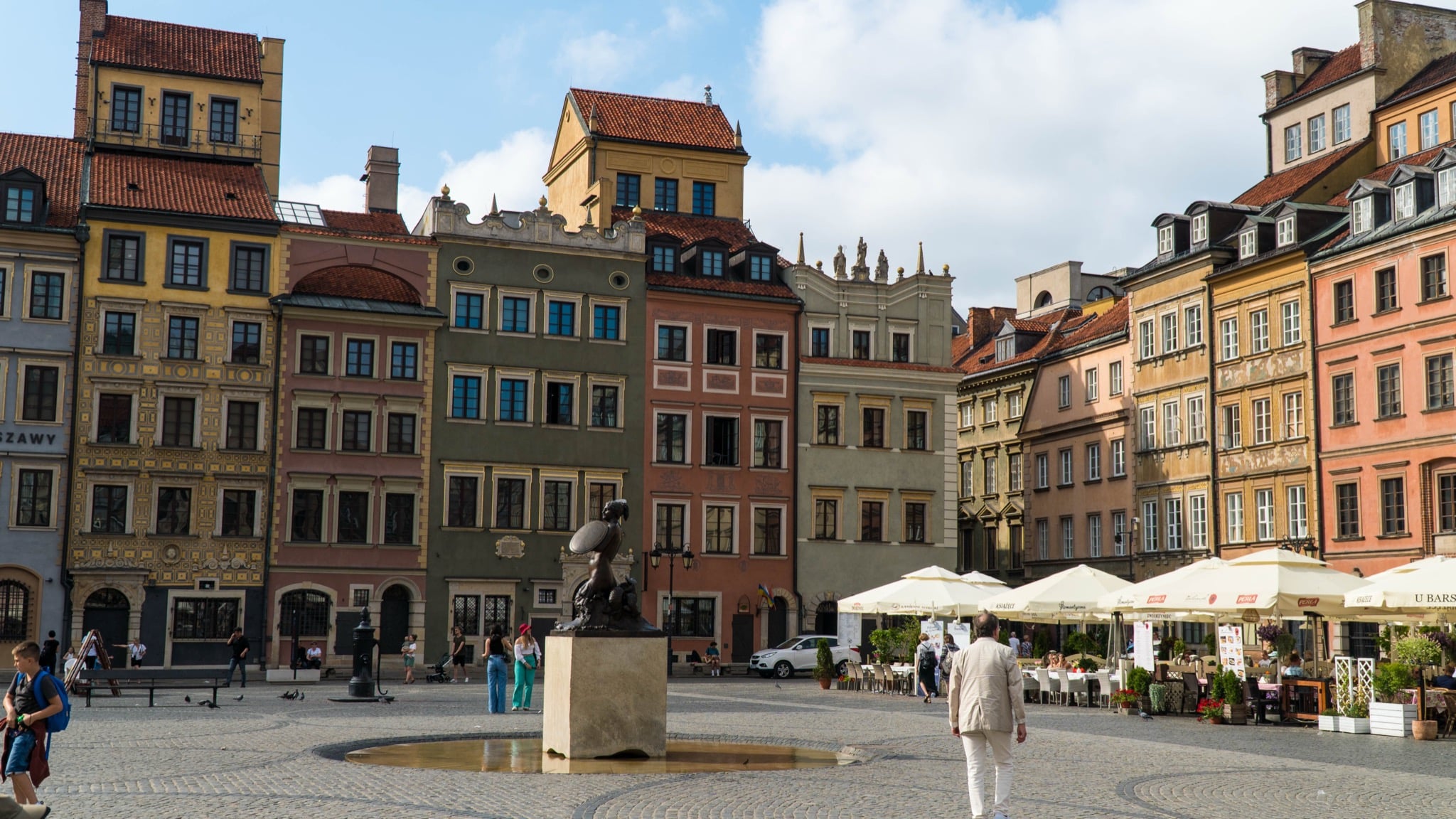 The Warsaw Mermaid statue and fountain amid the colourful tenements of the Old Town Market Square