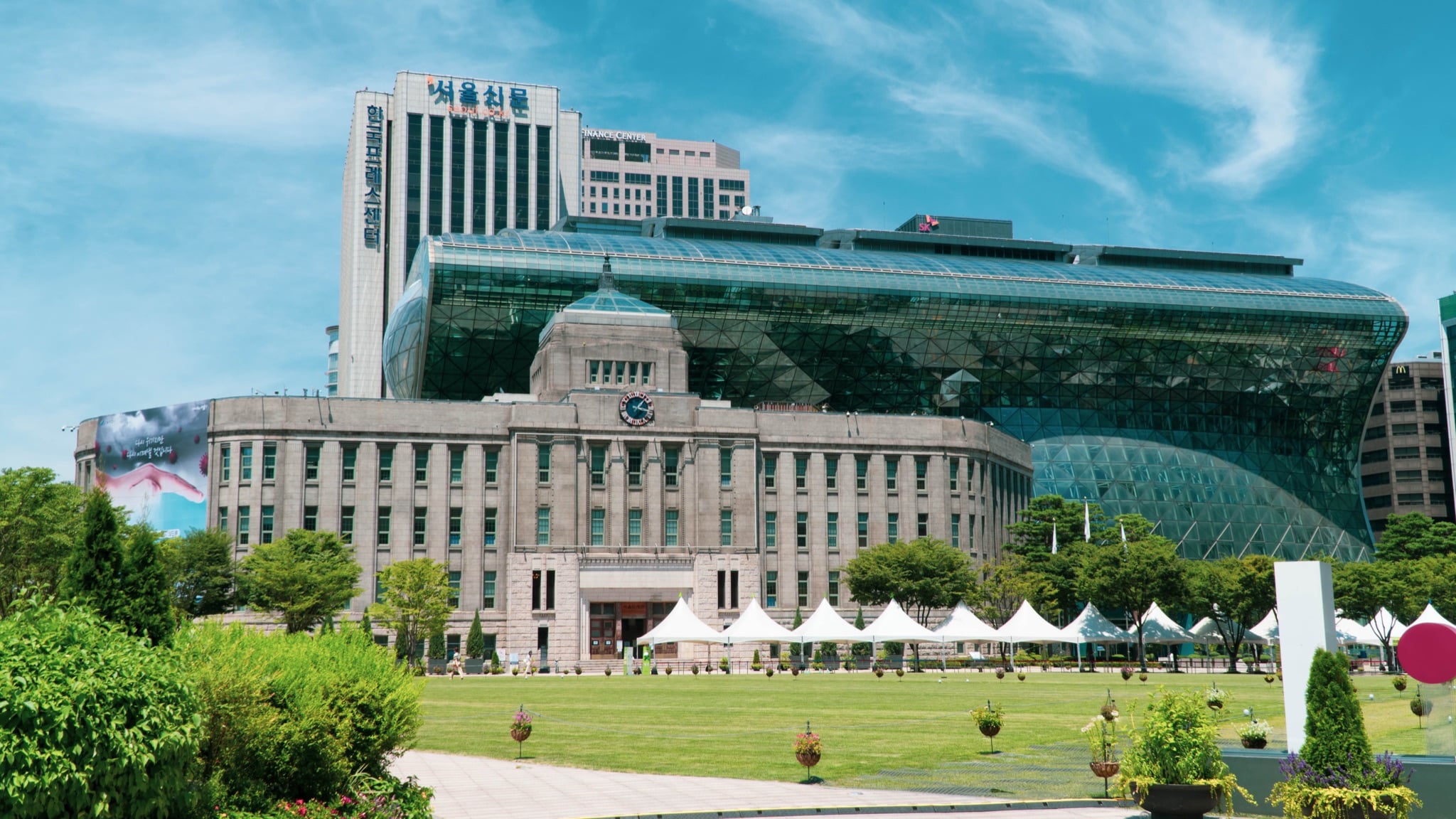The glass wave of Seoul City Hall above the old hall