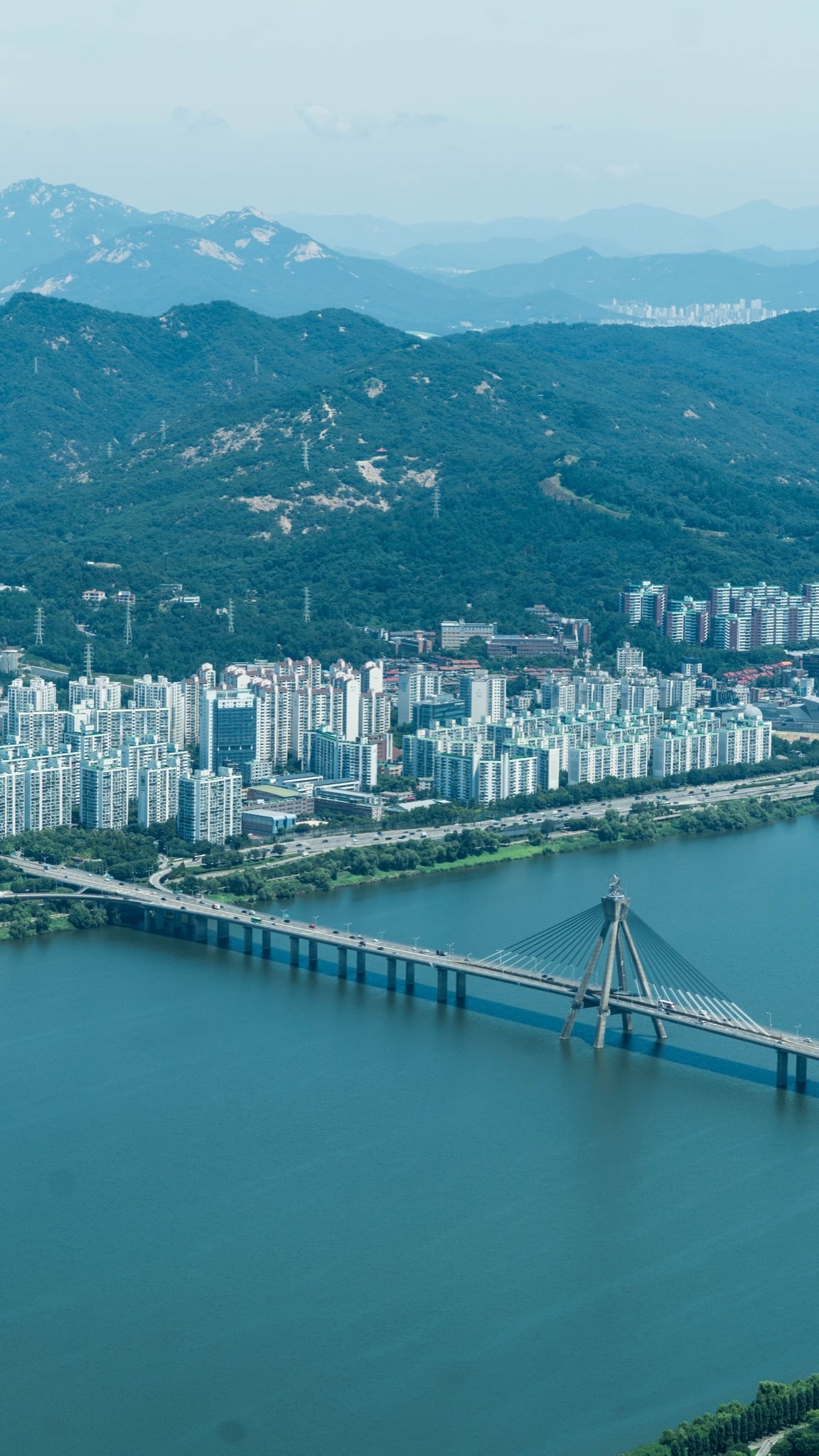 A bridge spanning the Han River, Seoul