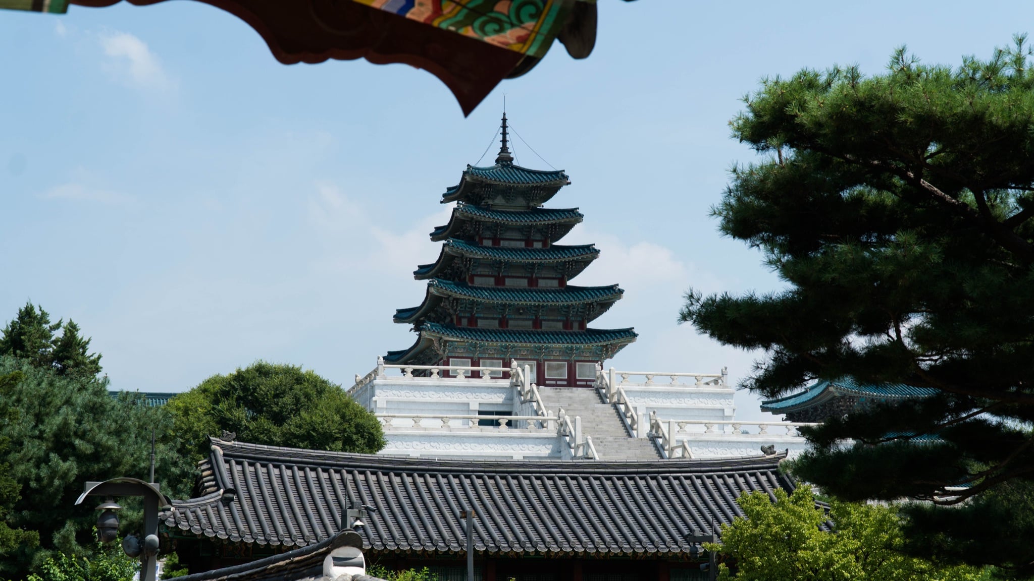 A Buddhist temple tucked into the city, Seoul