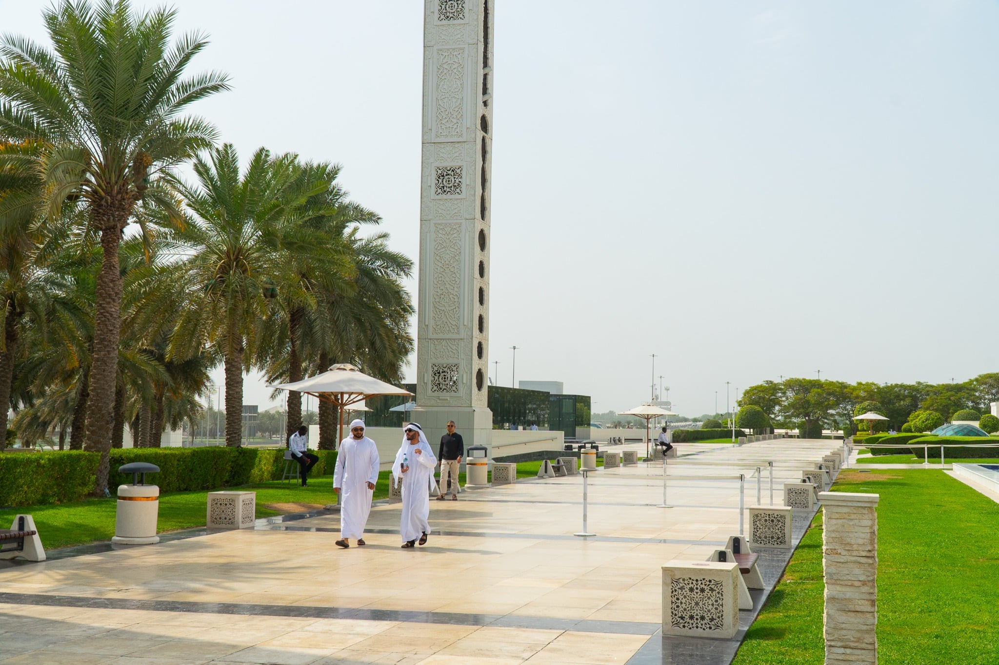 Scalloped white arches along the mosque's outer arcade